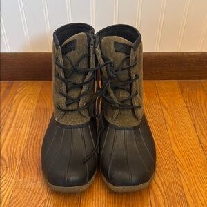 Sperry Women's Saltwater Corduroy Duck Boots in Olive Green Size 9.5
